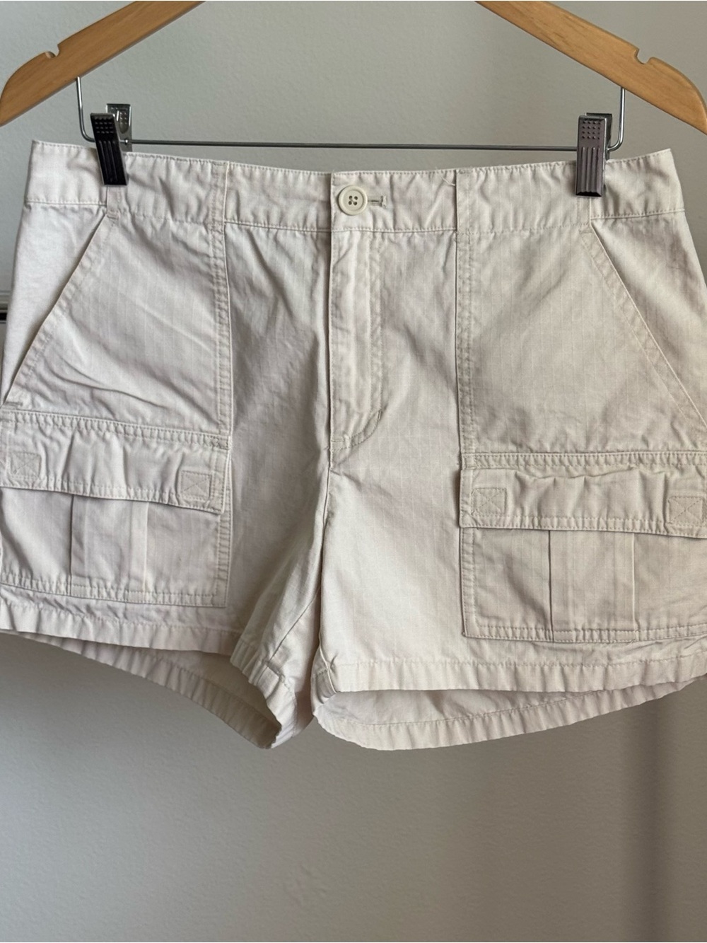 GAP Women's Utility Cargo Shorts in Light Beige with front packets 10 pre-owned